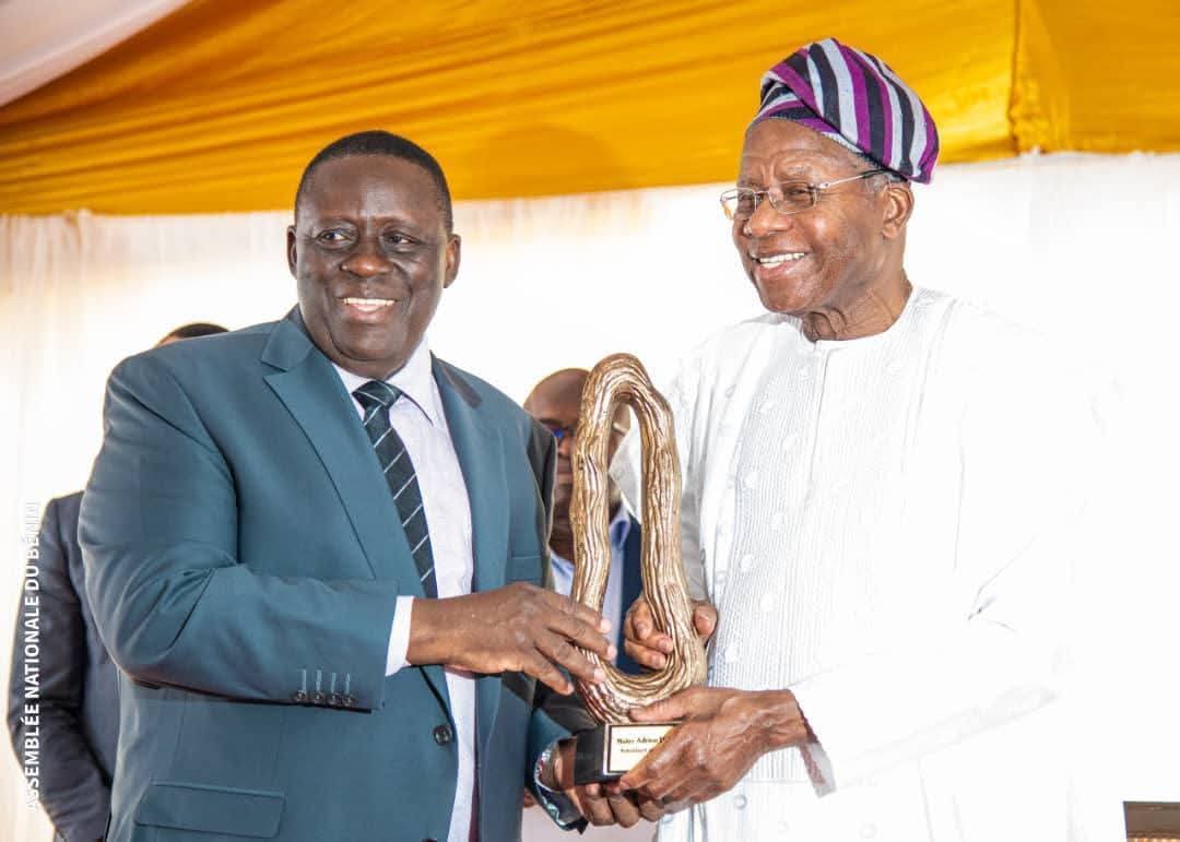 Hommage à une icône du parlementarisme béninois : Louis Vlavonou célèbre l’empreinte historique de Me Adrien Houngbédji